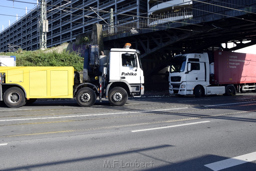 LKW blieb unter Bruecke haengen Koeln Deutz Opladenerstr Deutz Muelheimerstr P097.JPG - Miklos Laubert